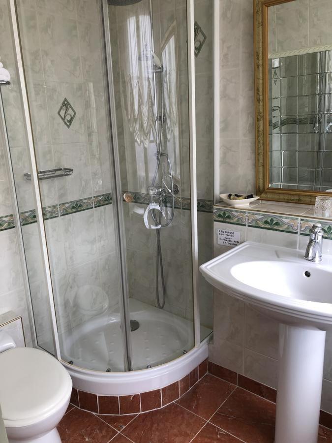 Le Cabouillet Hotel แอลิ-อาดอม ภายนอก รูปภาพ