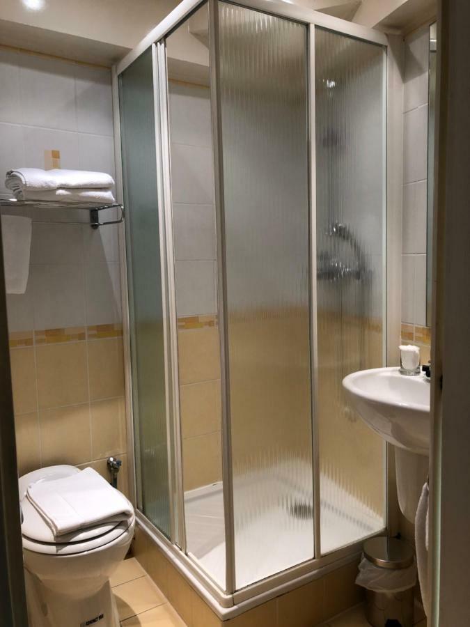 Le Cabouillet Hotel แอลิ-อาดอม ภายนอก รูปภาพ